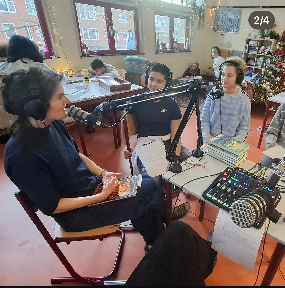 Lizette bij podcast-opname op school